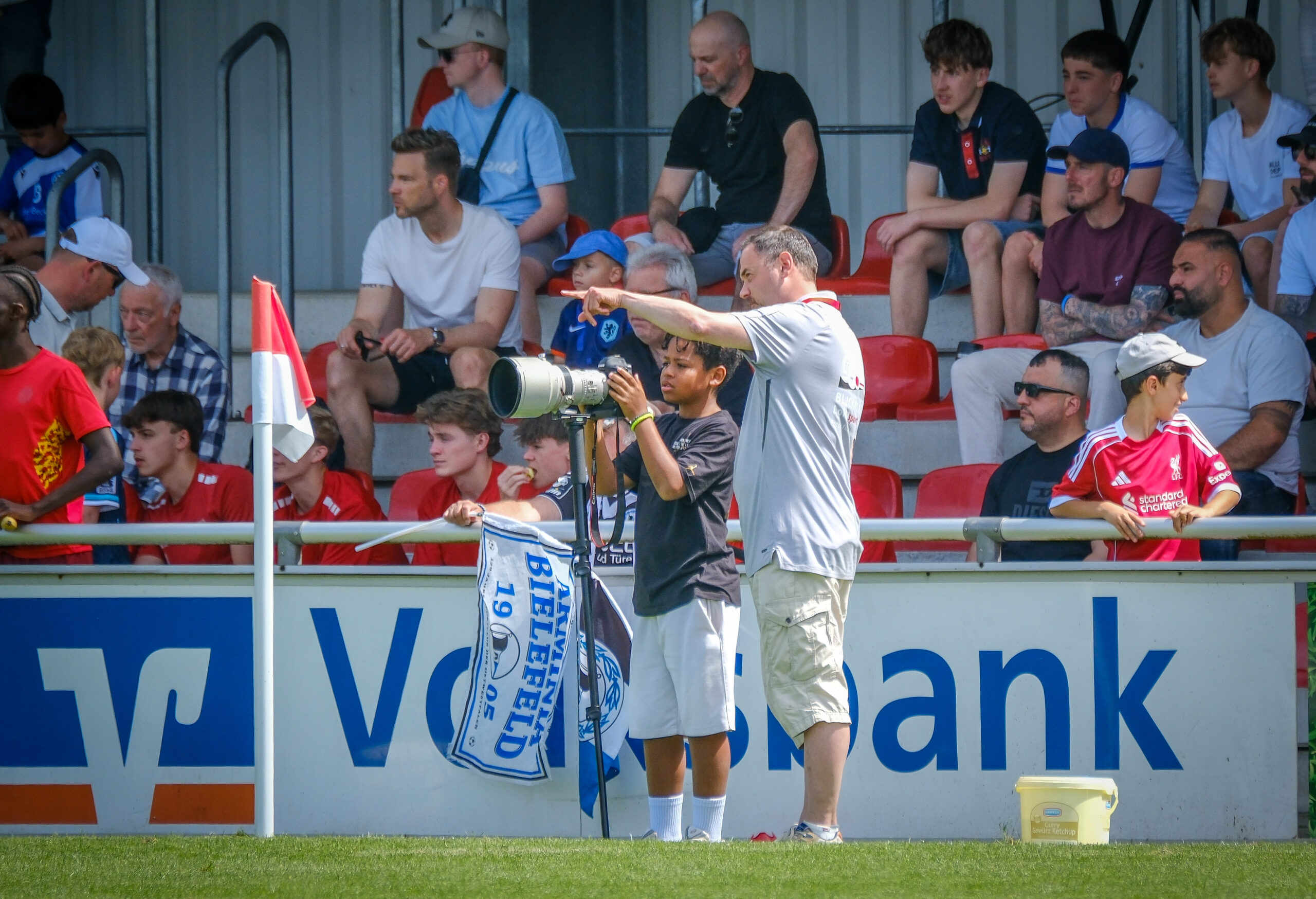 Benjamin Hanke zusammen mit einem Kamerakid am Spielfeldrand